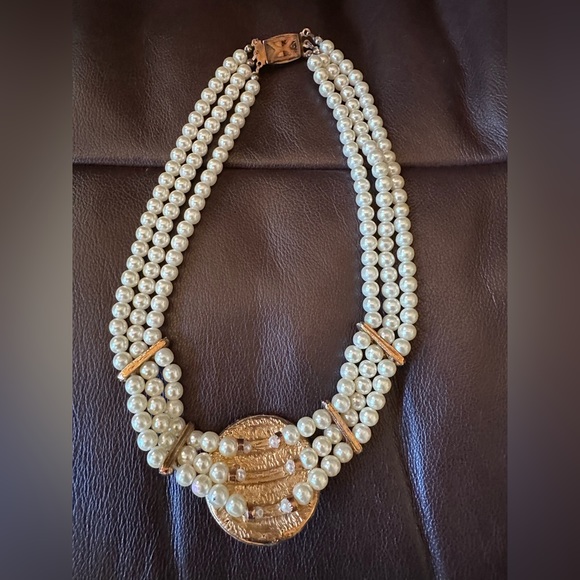 Vintage women’s faux pearls and rhinestones with easy on/off clasp. - Picture 2 of 5